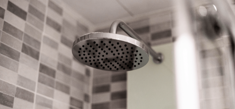 A smart shower reduces behavioural water waste in hotels